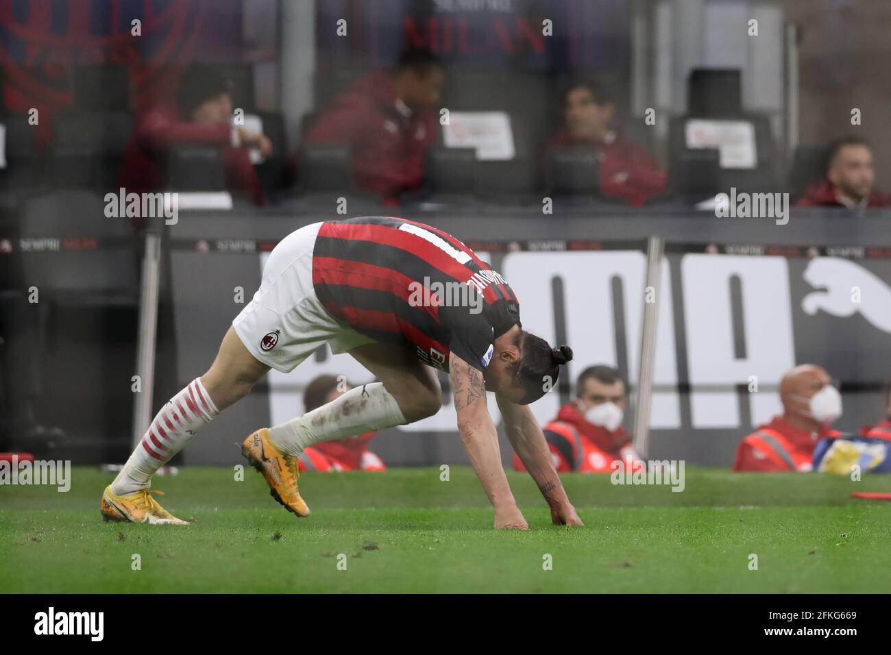 Mailand, Italien, 1. Mai 2021. Zlatan Ibrahimovic vom AC Mailand scheint sich vom Krampf zu lösen, nachdem er während des Spiels der Serie A bei Giuseppe Meazza, Mailand, gezogen war. Bildnachweis sollte lauten: Jonathan Moscrop / Sportimage Kredit: Sportimage/Alamy Live News Stockfoto