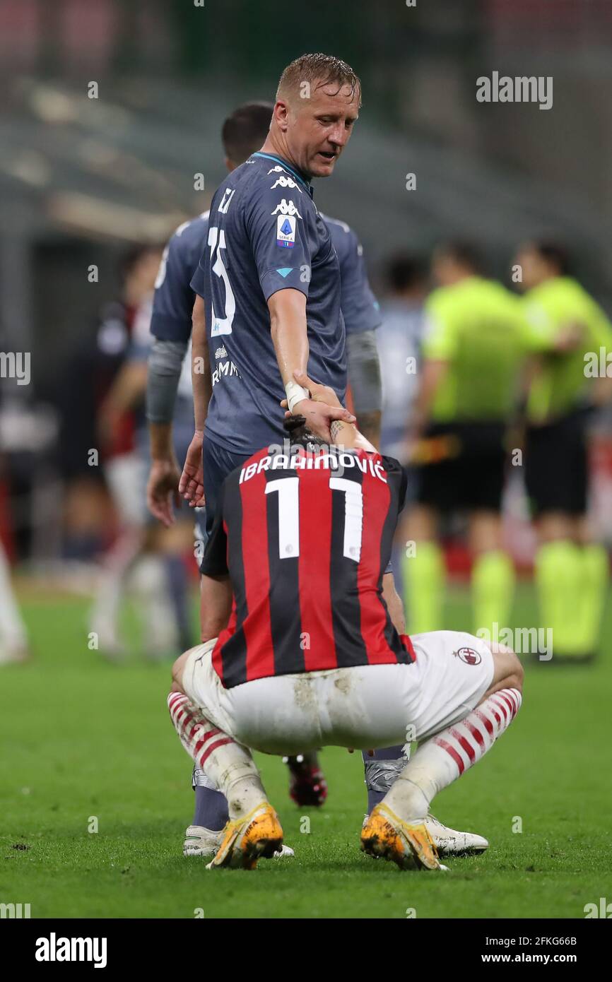 Mailand, Italien, 1. Mai 2021. Kamil Glik von Benevento Calcio schüttelt nach dem letzten Pfiff des Serie-A-Spiels bei Giuseppe Meazza, Mailand, die Hände gegen Zlatan Ibrahimovic vom AC Mailand. Bildnachweis sollte lauten: Jonathan Moscrop / Sportimage Kredit: Sportimage/Alamy Live News Stockfoto