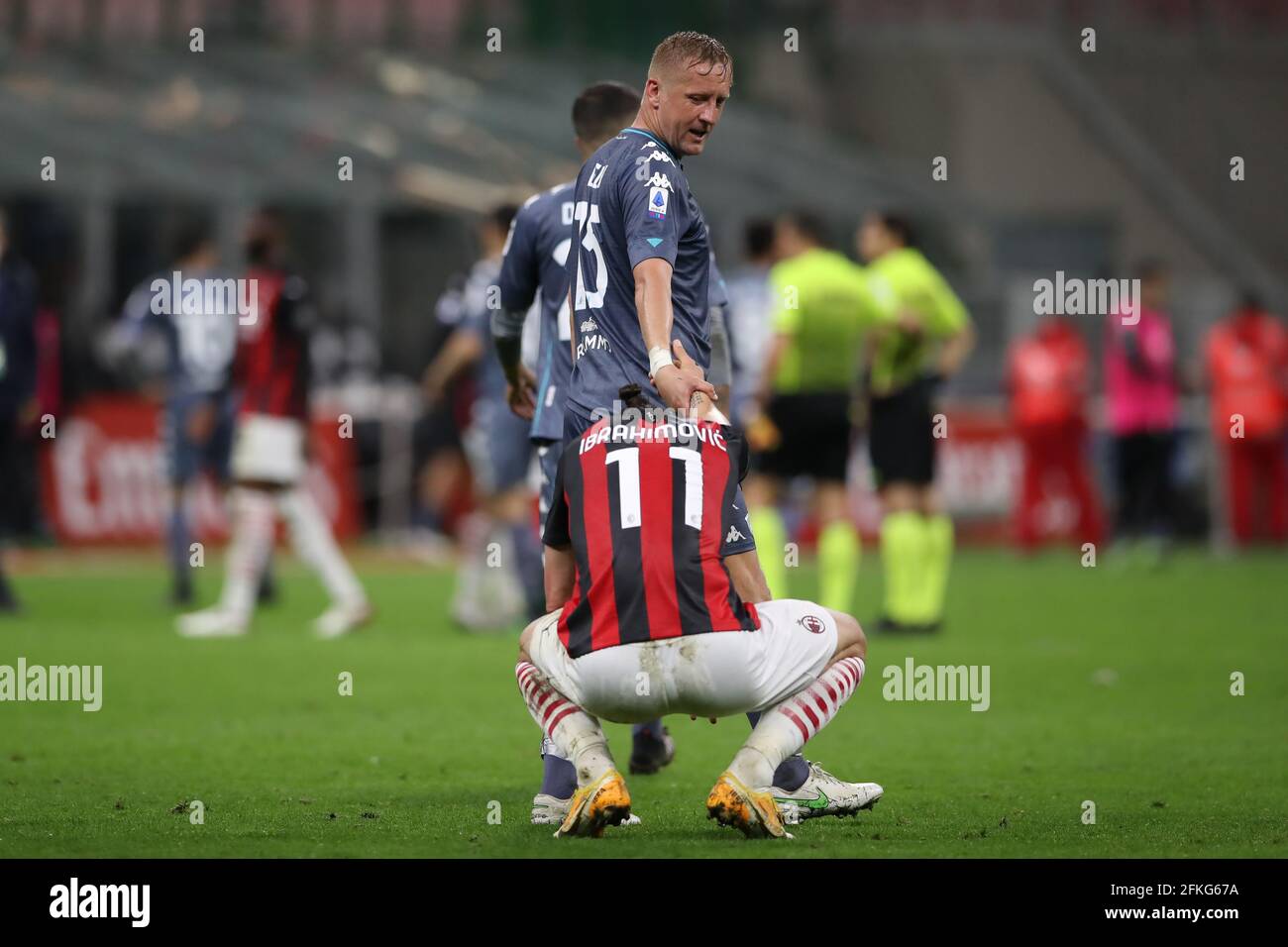 Mailand, Italien, 1. Mai 2021. Kamil Glik von Benevento Calcio schüttelt nach dem letzten Pfiff des Serie-A-Spiels bei Giuseppe Meazza, Mailand, die Hände gegen Zlatan Ibrahimovic vom AC Mailand. Bildnachweis sollte lauten: Jonathan Moscrop / Sportimage Kredit: Sportimage/Alamy Live News Stockfoto