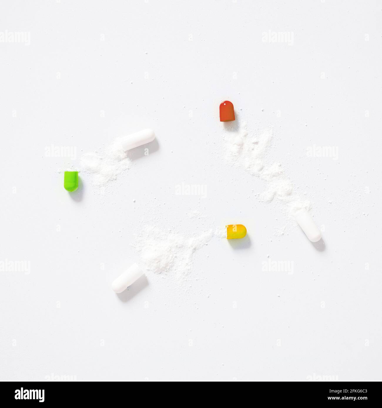 Zerrissene Pillen auf weißem Hintergrund isoliert. Makro-Flatlay-Ansicht. Stockfoto