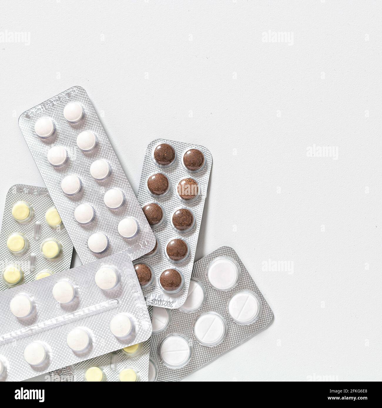 Verschiedene Medikamente: Tabletten, Blistertabletten, Medikamente auf weißem Hintergrund Stockfoto