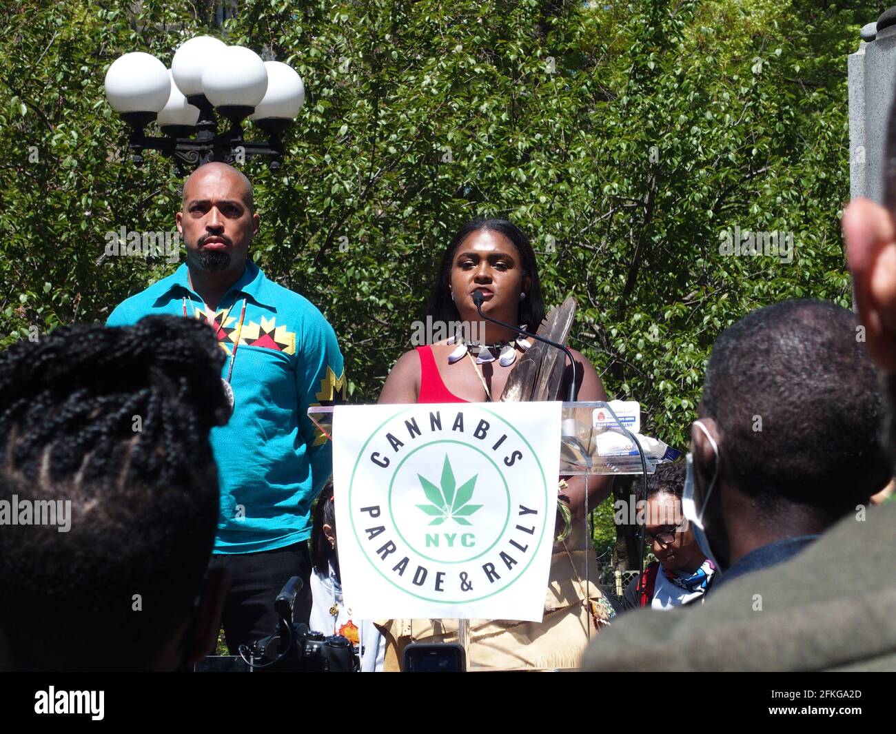 1. Mai 2021, New York, New York, USA: NEW YORK -Kundgebungen und Proteste am 1. Mai an verschiedenen Orten in Manhattan, von der Sicherheit der Arbeitnehmer, Marihuana, Gerechtigkeit, der Entfinanzierung der NATO, freien politischen Gefangenen, viele Gruppen gehen auf die Straße, um zu protestieren (Foto: © Bruce Cotler/ZUMA Wire) Stockfoto