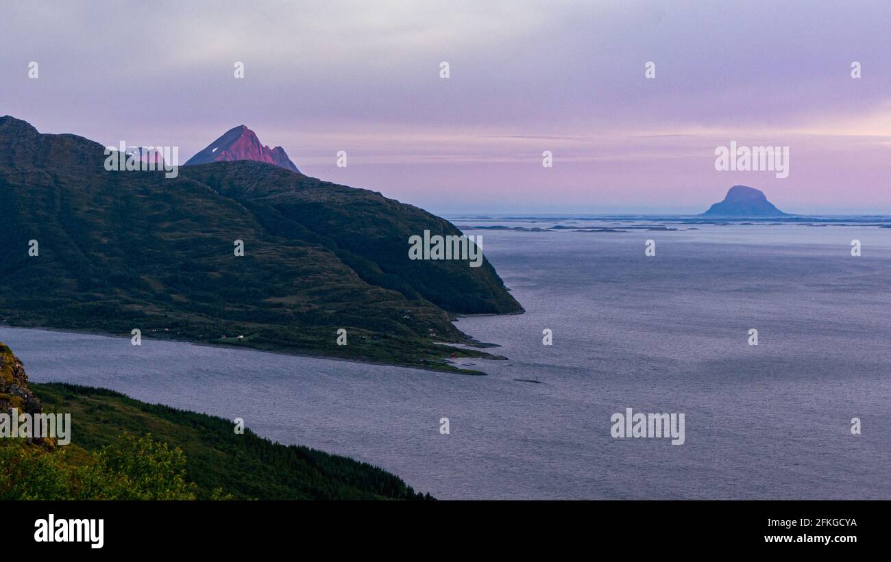 Blick in der Nähe von Nesna, Mo i Rana. Schöner Fjord in Norwegen Stockfoto