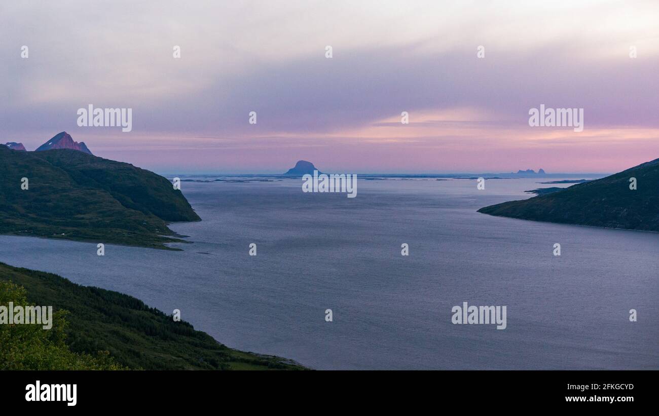 Blick in der Nähe von Nesna, Mo i Rana. Schöner Fjord in Norwegen Stockfoto