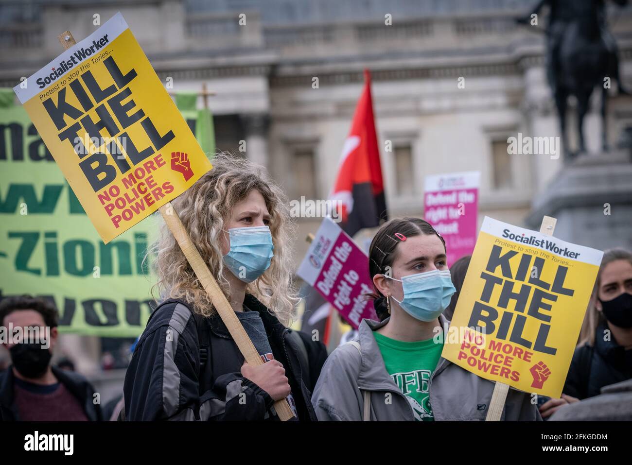 London, Großbritannien. Mai 2021. Tötet den Bill-Protest. Tausende versammeln sich am Trafalgar Square, um gegen eine neue Gesetzesvorlage für Polizei, Kriminalität, Verurteilung und Gerichte am 1. Mai (oder am Labor Day) vorzugehen. Zahlreiche soziale Bewegungen haben sich zusammengeschlossen, um gegen das Gesetz zu protestieren, das ihrer Meinung nach die Meinungs- und Versammlungsfreiheit erheblich einschränken würde, indem sie der Polizei unter anderem Befugnisse zur Eindämmung von Protesten einräumen würden. Kredit: Guy Corbishley/Alamy Live Nachrichten Stockfoto