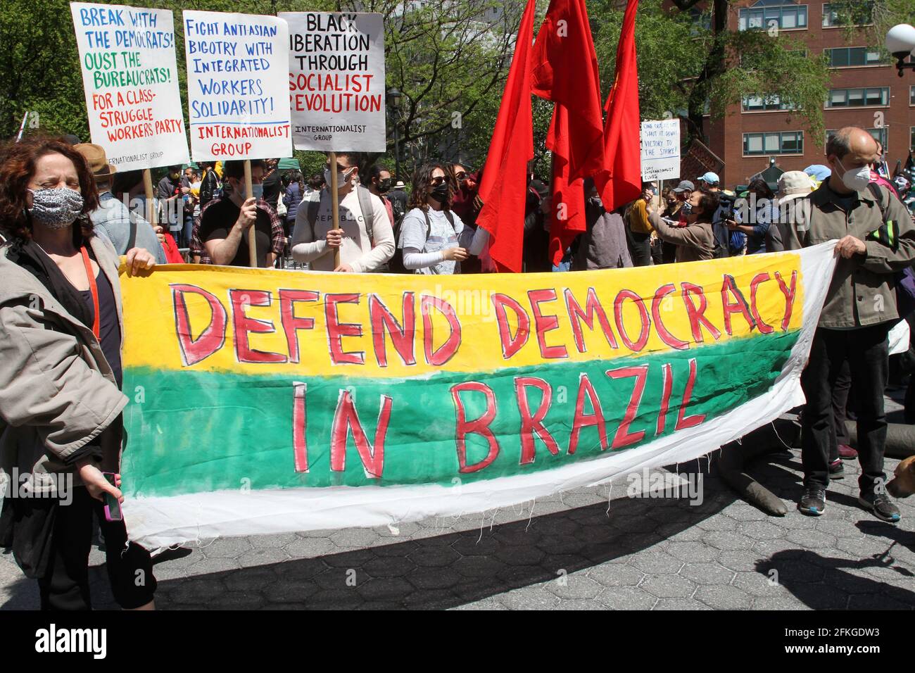 1. Mai 2021, New York, New York, USA: NEW YORK -Kundgebungen und Proteste am 1. Mai an verschiedenen Orten in Manhattan, von der Sicherheit der Arbeitnehmer, Marihuana, Gerechtigkeit, der Entfinanzierung der NATO, freien politischen Gefangenen, viele Gruppen gehen auf die Straße, um zu protestieren (Foto: © Bruce Cotler/ZUMA Wire) Stockfoto