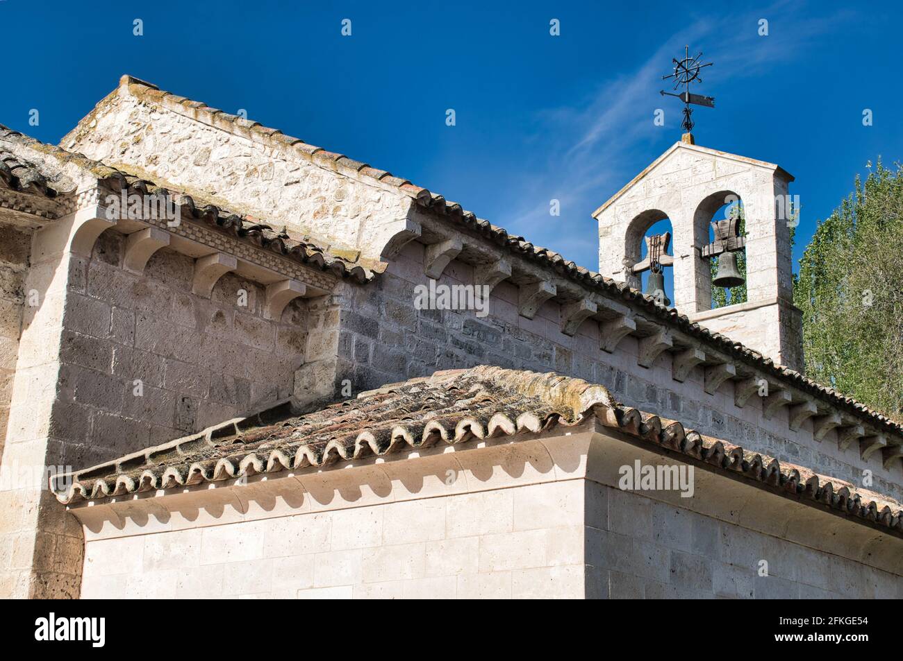 Nahaufnahme der Kirche San Juan Evangelista in Arroyo de la Encomienda in Valladolid Stockfoto