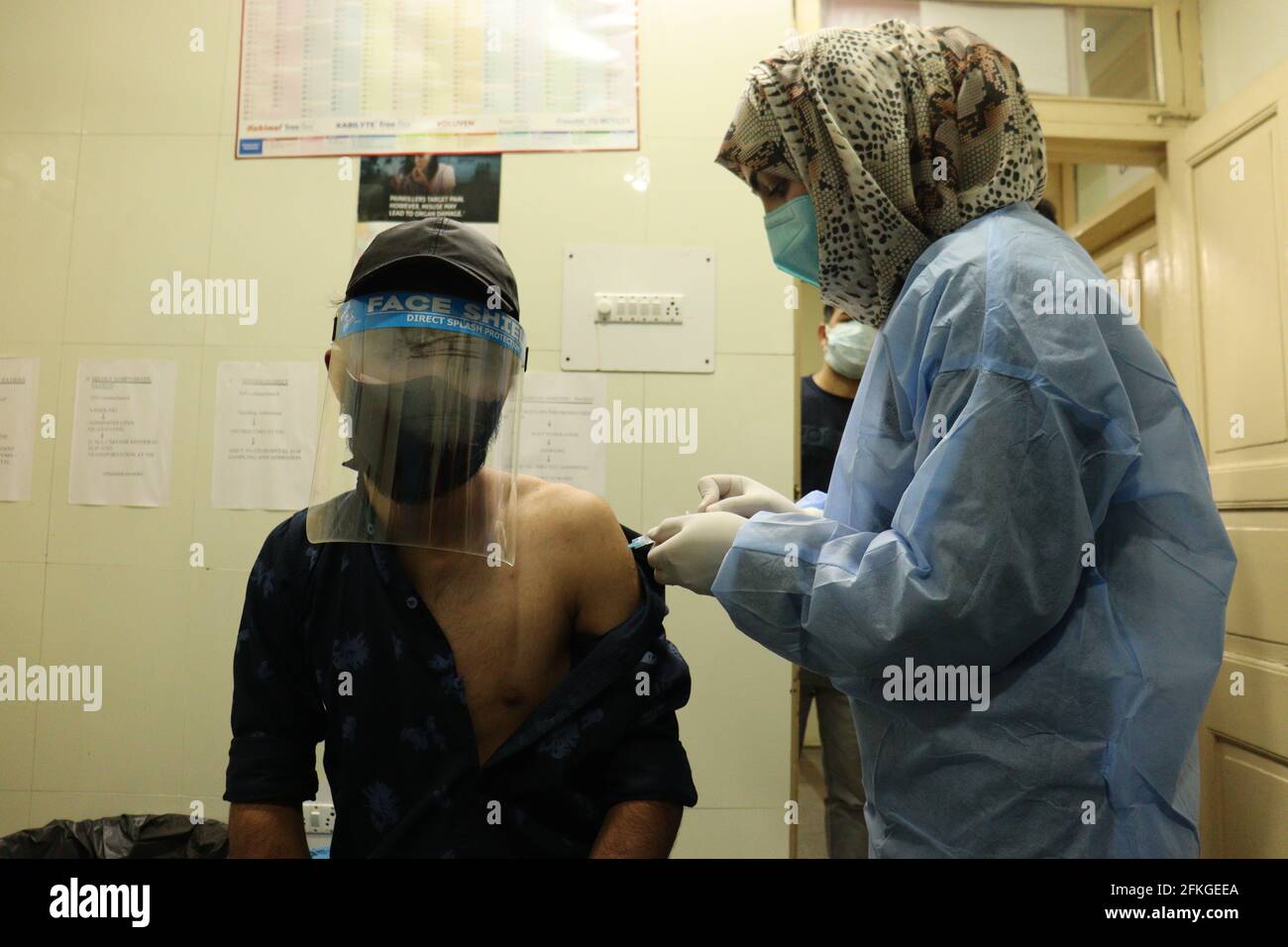 DIE KRANKENSCHWESTER BEI SMHS, DIE DEM PATIENTEN EINE NEUE COVAXIN INJIZIERT EINE DOSIS GEGEN COVID19 PANDEMIE.FOTOS VON MIR JUNAID Stockfoto