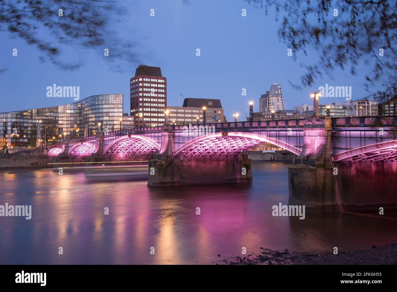 Beleuchtete Lambeth Bridge Rosa LED-Leuchten von Leo Villareal Stockfoto