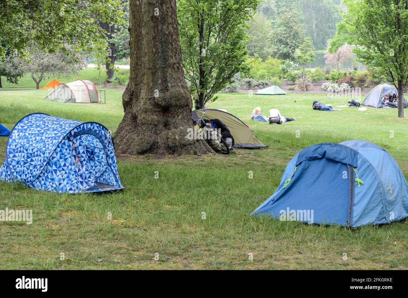 2011 Königliche Hochzeit. Im St James's Park bei der Mall haben sich die Leute in Zelten gezeltet, um als erste am Zaun zu sein und einen Blick auf William und Kate zu erhaschen Stockfoto