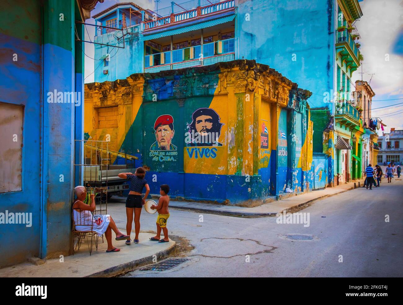 Havanna, Kuba, Juli 2019, Stadtszene mit einem Wandgemälde des Porträts von Hugo Chavez und Che Guevara im ältesten Teil der Stadt Stockfoto