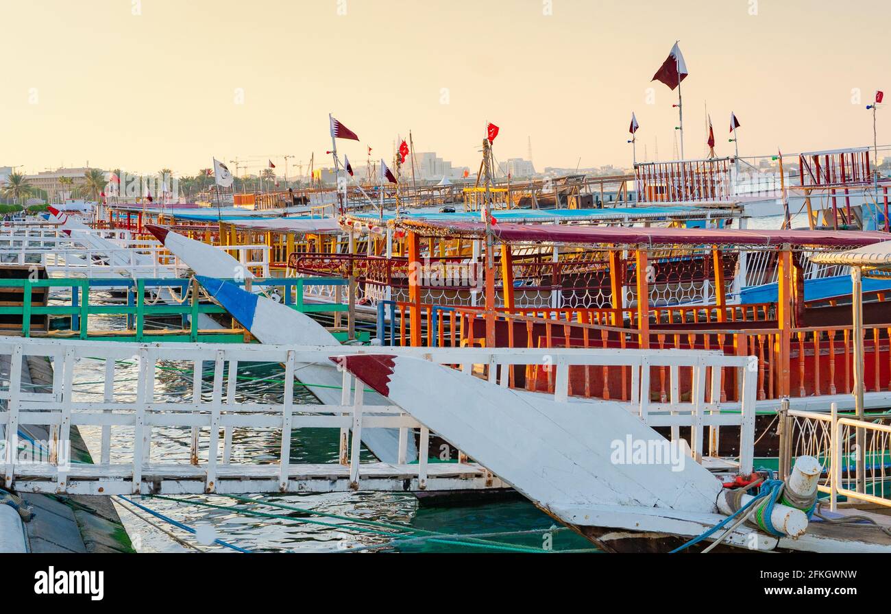 Traditionelle Daus parkten zusammen in Doha Corniche. Selektiver Fokus Stockfoto