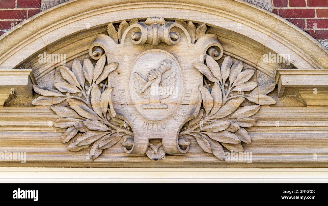 Emblem auf der Eingangstür des Flavelle-Hauses in der Universität von Toronto, Kanada. Nationale historische Stätte und Touristenattraktion. Stockfoto