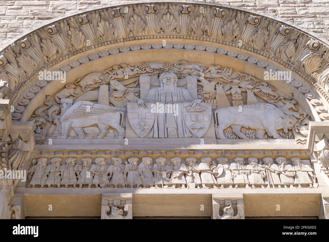 Seitliche Eingangstür zum Royal Ontario Museum (ROM). Architekturdetail des dekorativen Bogens darüber. Stockfoto