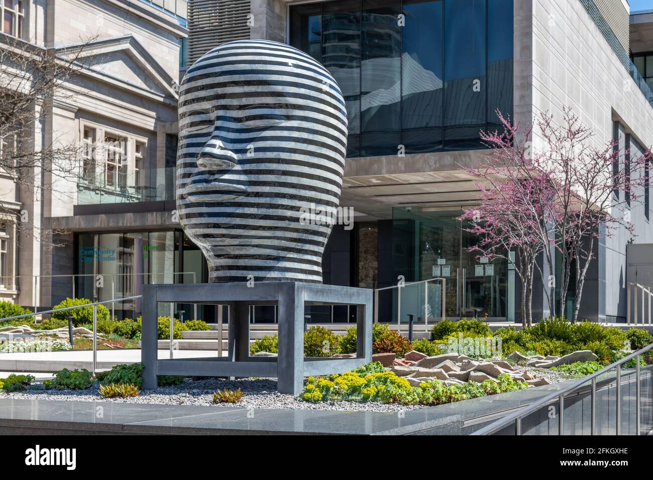 Skulptur, die den Eingang des Gardiner Museums in der Innenstadt von Toronto, Kanada schmückt Stockfoto