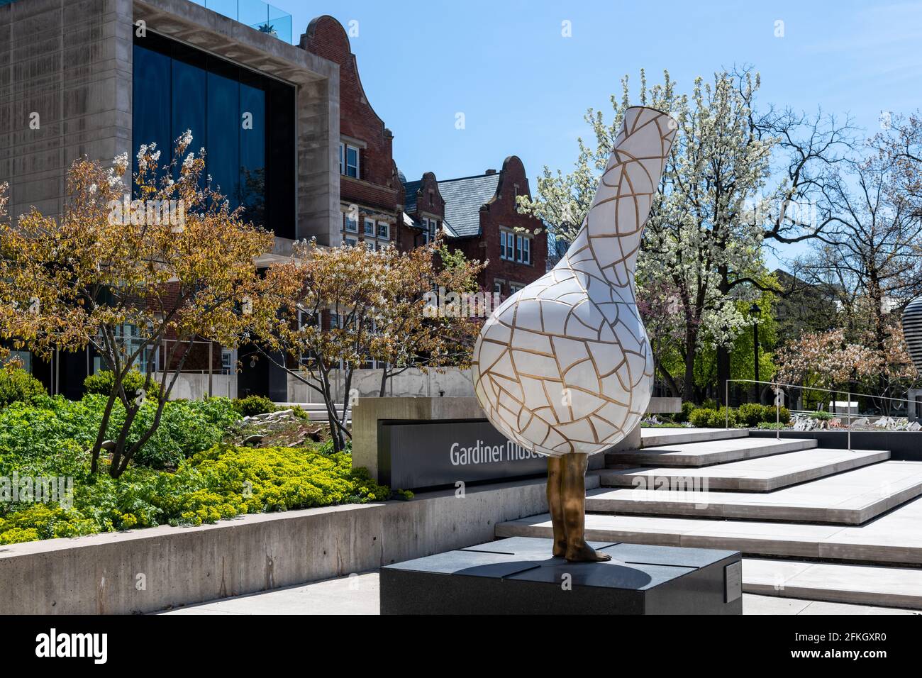 Skulptur, die den Eingang des Gardiner Museums in der Innenstadt von Toronto, Kanada schmückt Stockfoto