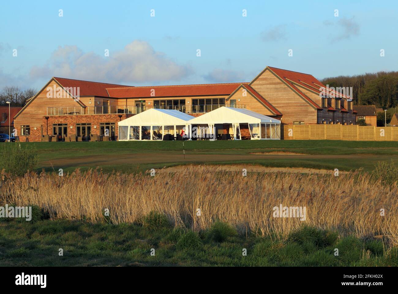 Heacham Manor Hotel, Golfplatz, Clubhaus, Terrasse, Wassergefahr, 18. Grün, Norfolk, England, Großbritannien Stockfoto