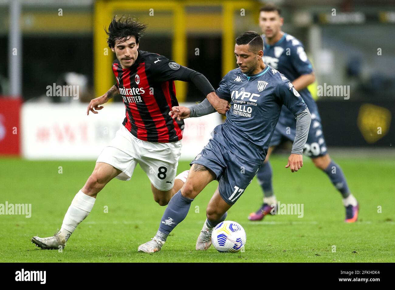 MAILAND, ITALIEN - 1. MAI: Sandro Tonali vom AC Mailand und Gianluca Caprari von Benevento während des Serie A-Spiels zwischen AC Mailand und Benevento im Stadio Giuseppe Meazza am 1. Mai 2021 in Mailand, Italien (Foto: Ciro Santangelo/Orange Picches) Stockfoto