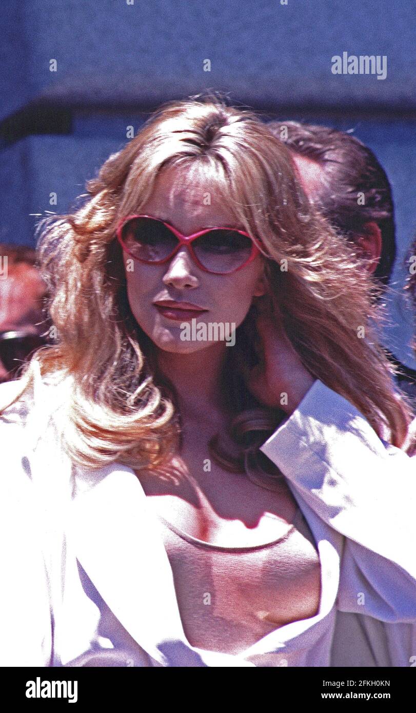 Schauspielerin Tanya Roberts 1985 auf den Stufen von San Francisco City Hall während der Dreharbeiten zu einem James Bond-Film Stockfoto