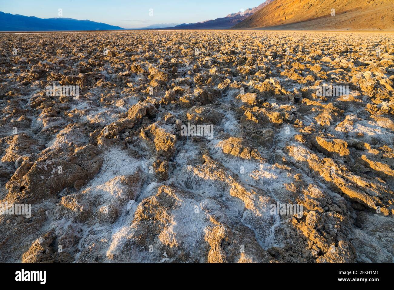 Devil's Golf Course im Badwater Basin, Death Valley National Park, Kalifornien. Ikonische kalkweiße Salzebenen, die sich 282 m unter dem Meeresspiegel befinden. Stockfoto