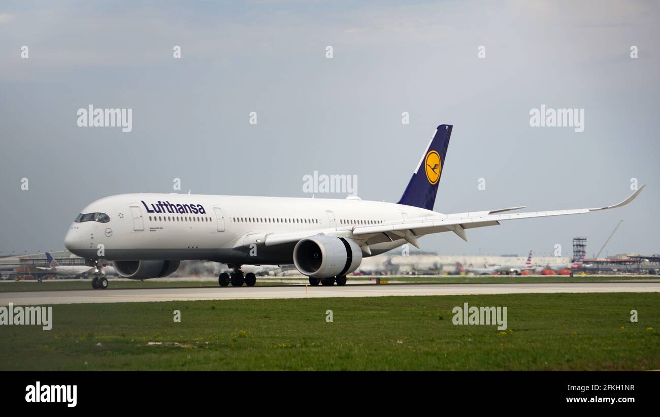 Lufthansa Airbus A350 taxiert nach der Landung auf dem Chicago O'Hare International Airport auf der Startbahn. Stockfoto