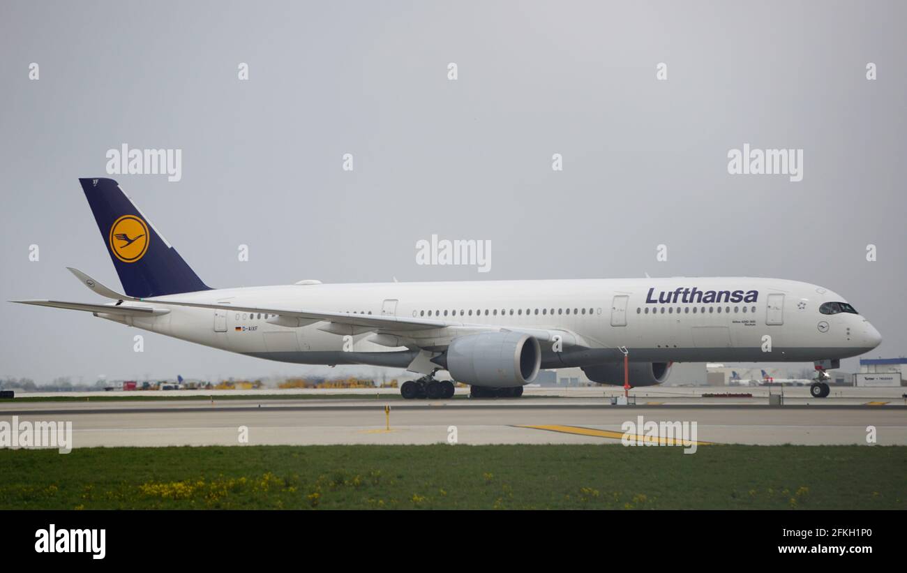 Der Lufthansa Airbus A350 rollt nach der Landung auf dem Chicago O'Hare International Airport auf der Startbahn ab. Stockfoto