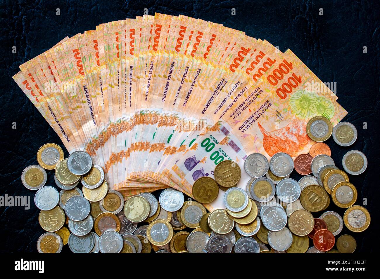 Bargeld / Geld: Argentinischer Peso (Münzen und Scheine). Stockfoto