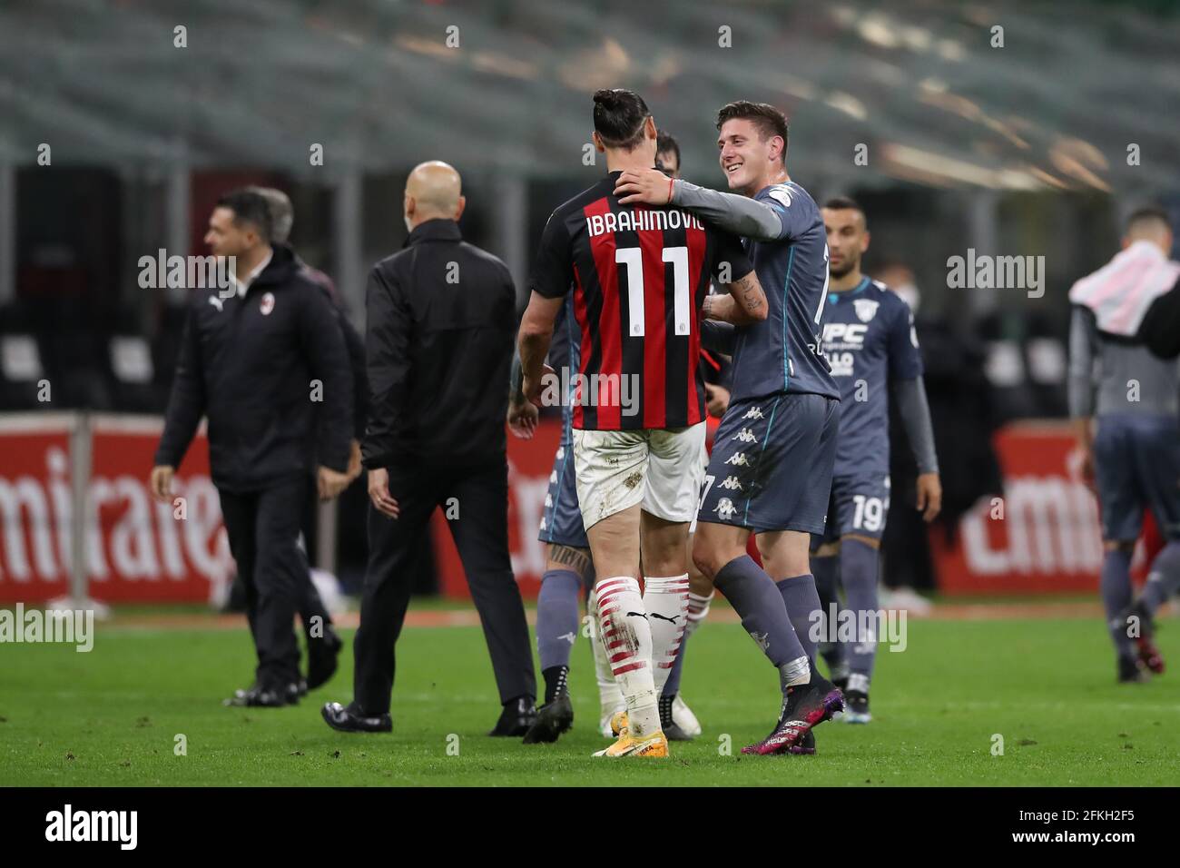 Mailand, Italien, 1. Mai 2021. Adolfo Gaich von Benevento Calcio Komplimente Zlatan Ibrahimovic vom AC Mailand nach dem letzten Pfiff des Serie-A-Spiels bei Giuseppe Meazza, Mailand. Bildnachweis sollte lauten: Jonathan Moscrop / Sportimage Kredit: Sportimage/Alamy Live News Stockfoto