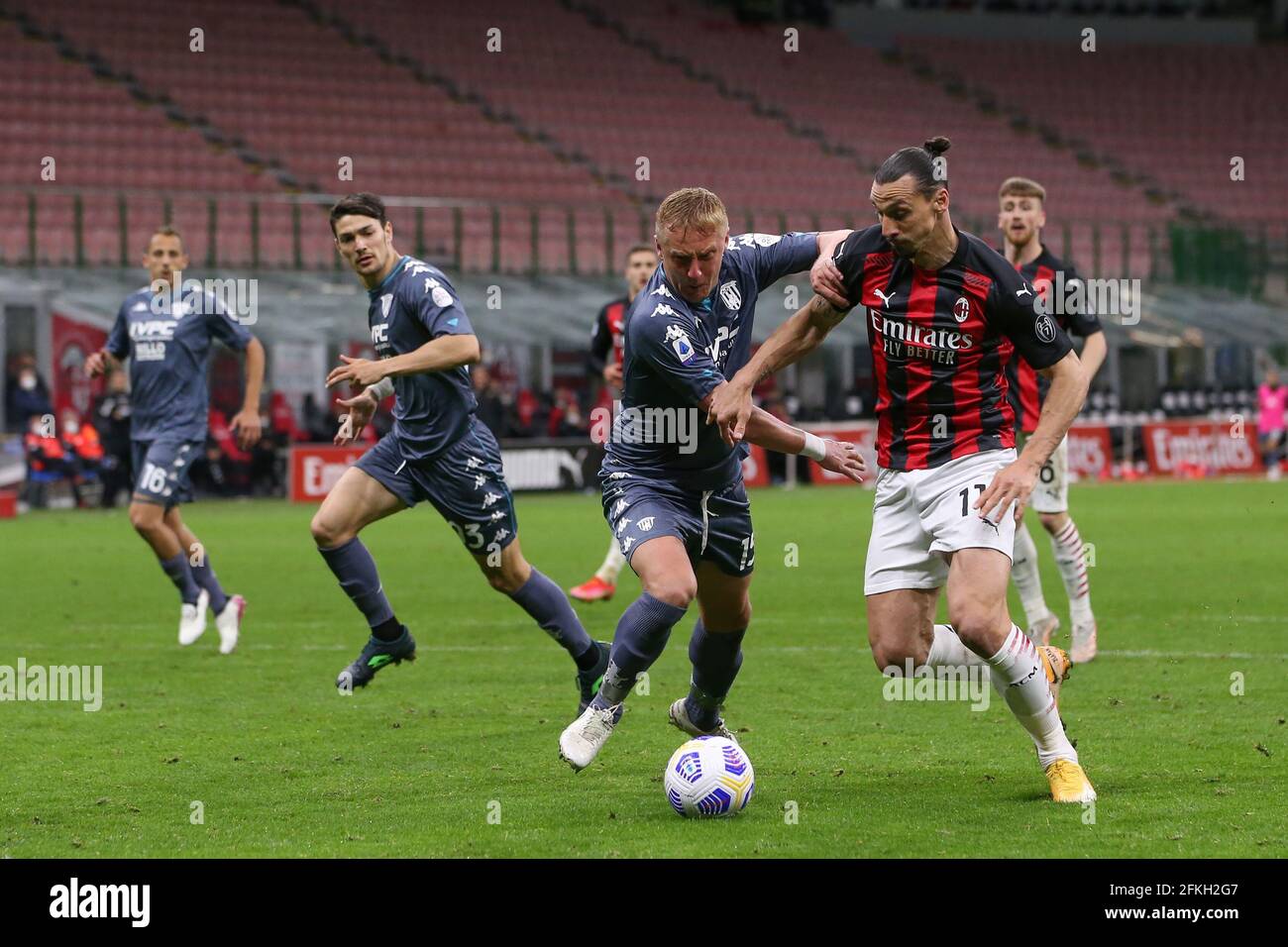 Mailand, Italien, 1. Mai 2021. Zlatan Ibrahimovic vom AC Mailand bricht in den Strafraum ein und tritt während des Serie-A-Spiels bei Giuseppe Meazza, Mailand, gegen Kamil Glik von Benevento Calcio an. Bildnachweis sollte lauten: Jonathan Moscrop / Sportimage Kredit: Sportimage/Alamy Live News Stockfoto