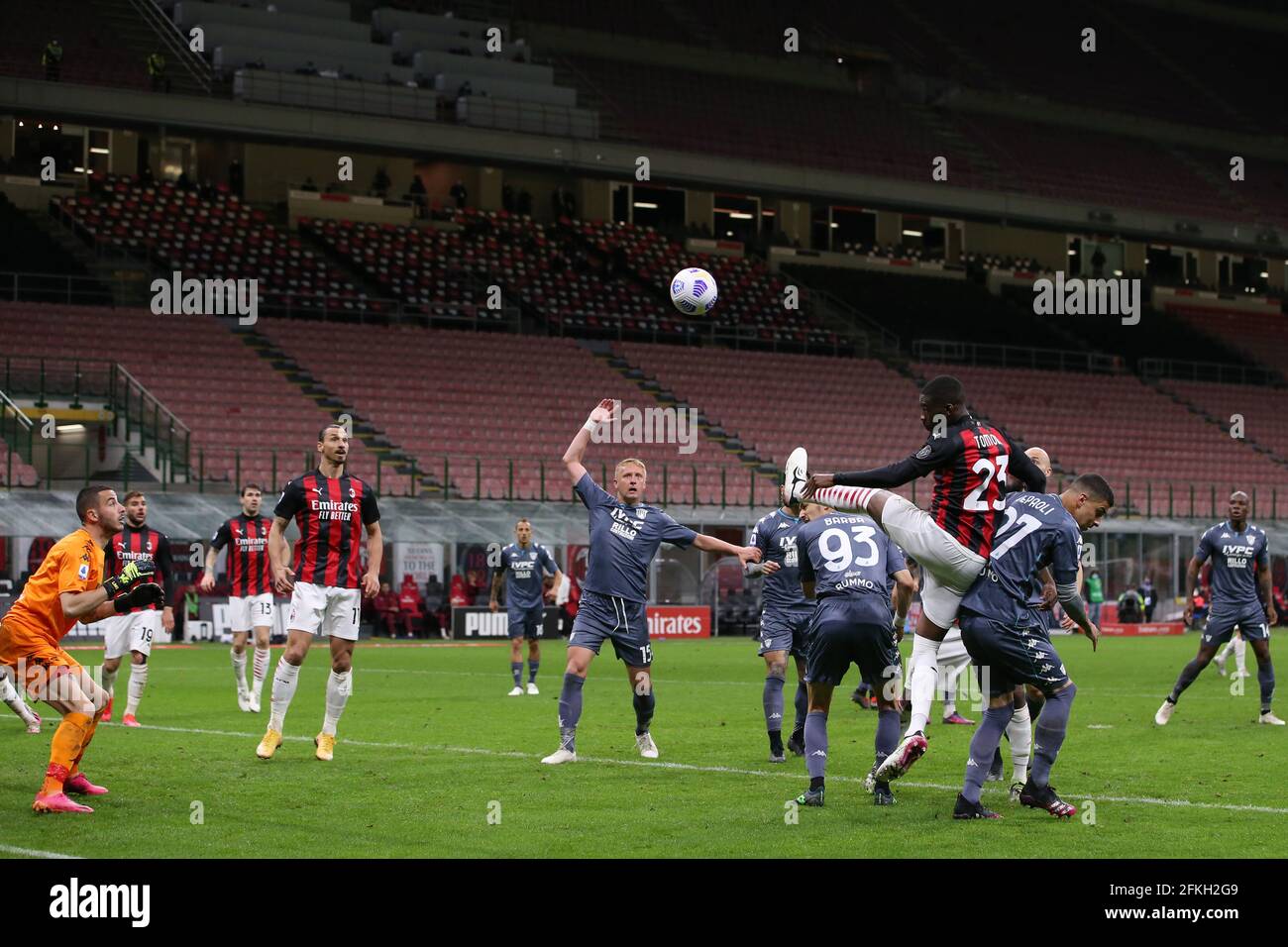 Mailand, Italien, 1. Mai 2021. Zlatan Ibrahimovic vom AC Mailand und Lorenzo Montipo von Benevento Calcio sehen sich an, als Fikayo Tomori vom AC Mailand während des Serie-A-Spiels bei Giuseppe Meazza in Mailand die Torhüter anführt. Bildnachweis sollte lauten: Jonathan Moscrop / Sportimage Kredit: Sportimage/Alamy Live News Stockfoto