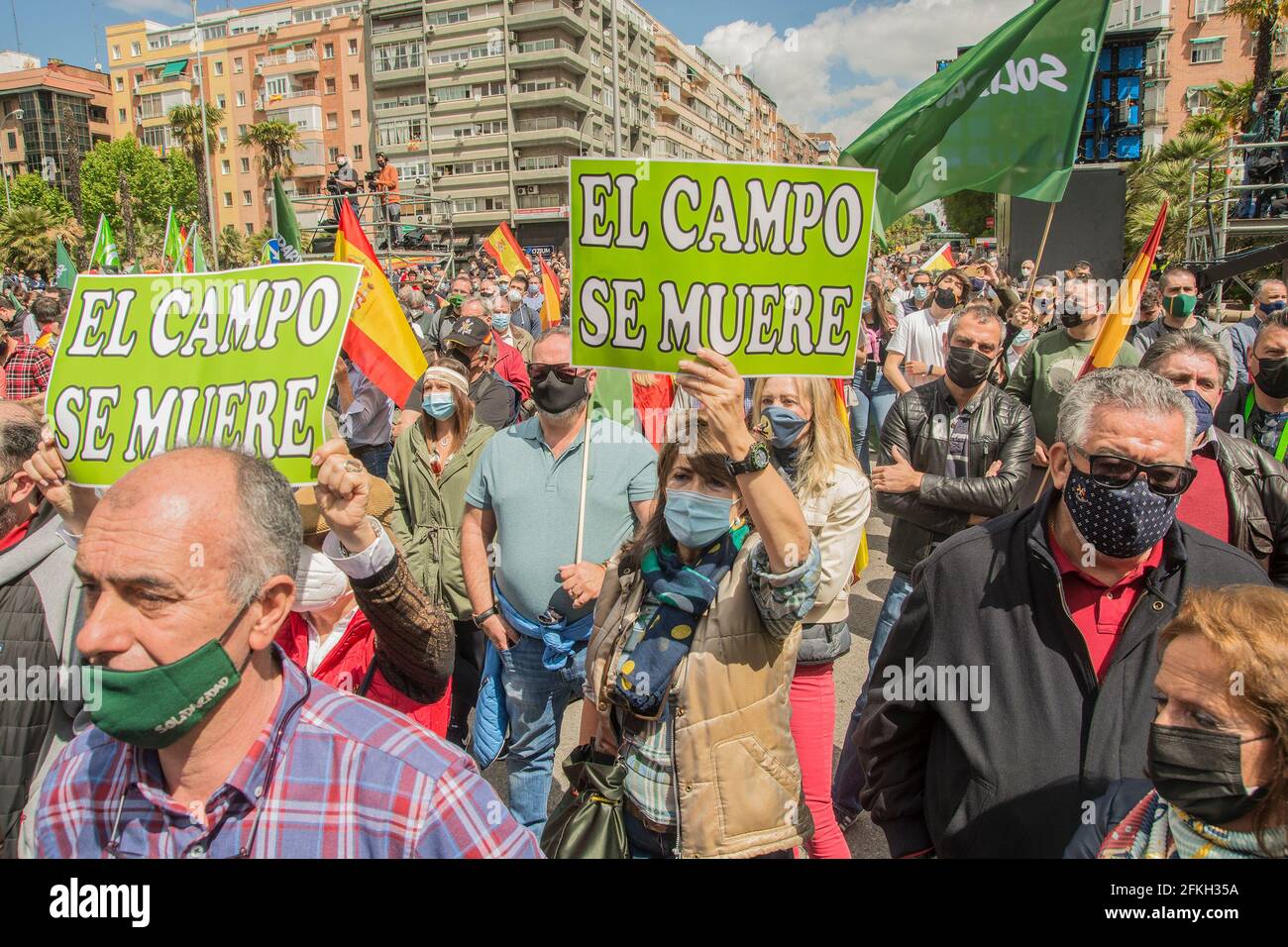 Die Partei von Santiago Abascal leitet seit mehr als einem Jahr ihre Reden, um den Wähler der Volksklasse zu verführen. In dieser Strategie haben sie sich letzten Sommer für die Schaffung einer eigenen Gewerkschaft entschieden, um diesen Kampf zu vertreten, um die Stimmen der Arbeiter gegen die linken Formationen zu bestreiten. Jetzt und nach ein paar diskreten ersten Monaten steht die Organisation vor ihrem ersten Labour Day mit dem Ziel, den traditionellen linken Gewerkschaftskräften Platz zu rauben. Es hat Mobilisierungen in fast allen Provinzhauptstädten des Landes genannt, obwohl der Hauptakt in Madrid stattfinden wird, wo der letzte Abschnitt des 4. Mai stattfindet Stockfoto