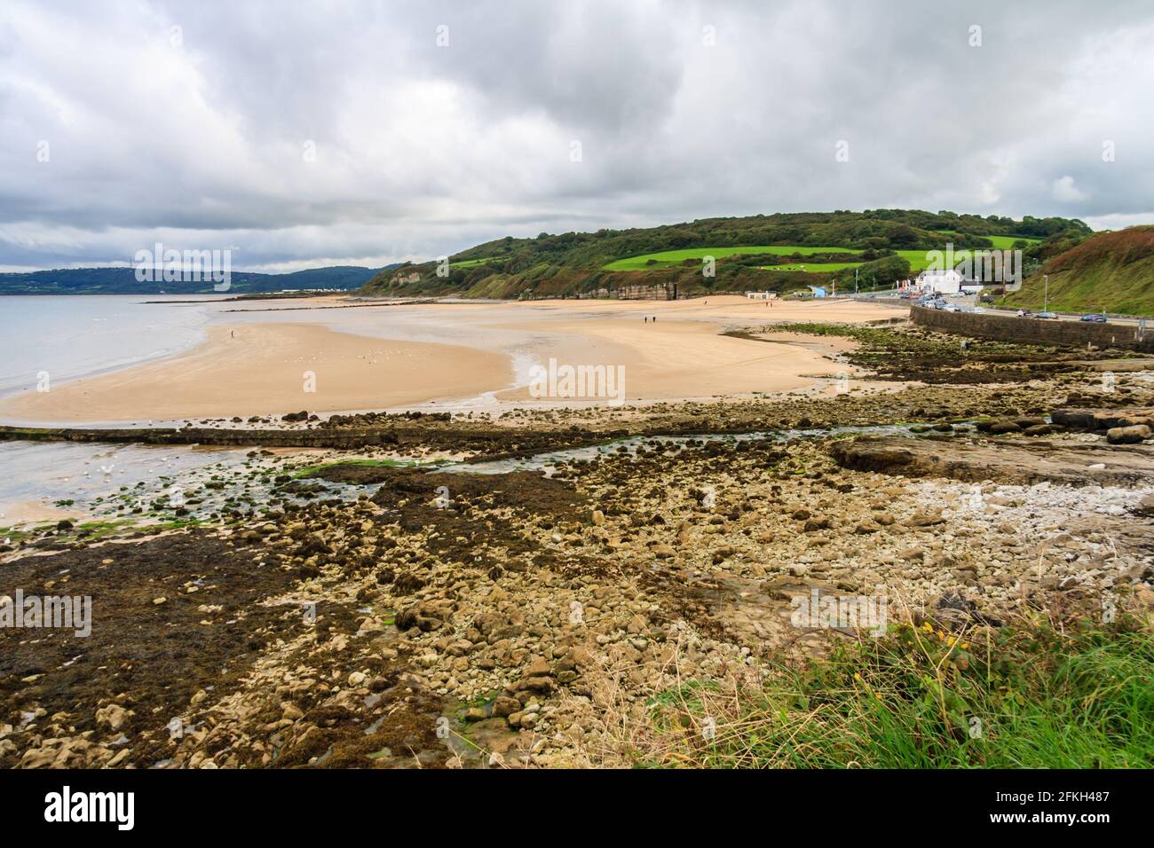 Benllech Beach an einem bewölkten Tag, Anglesey, Nordwales Stockfoto