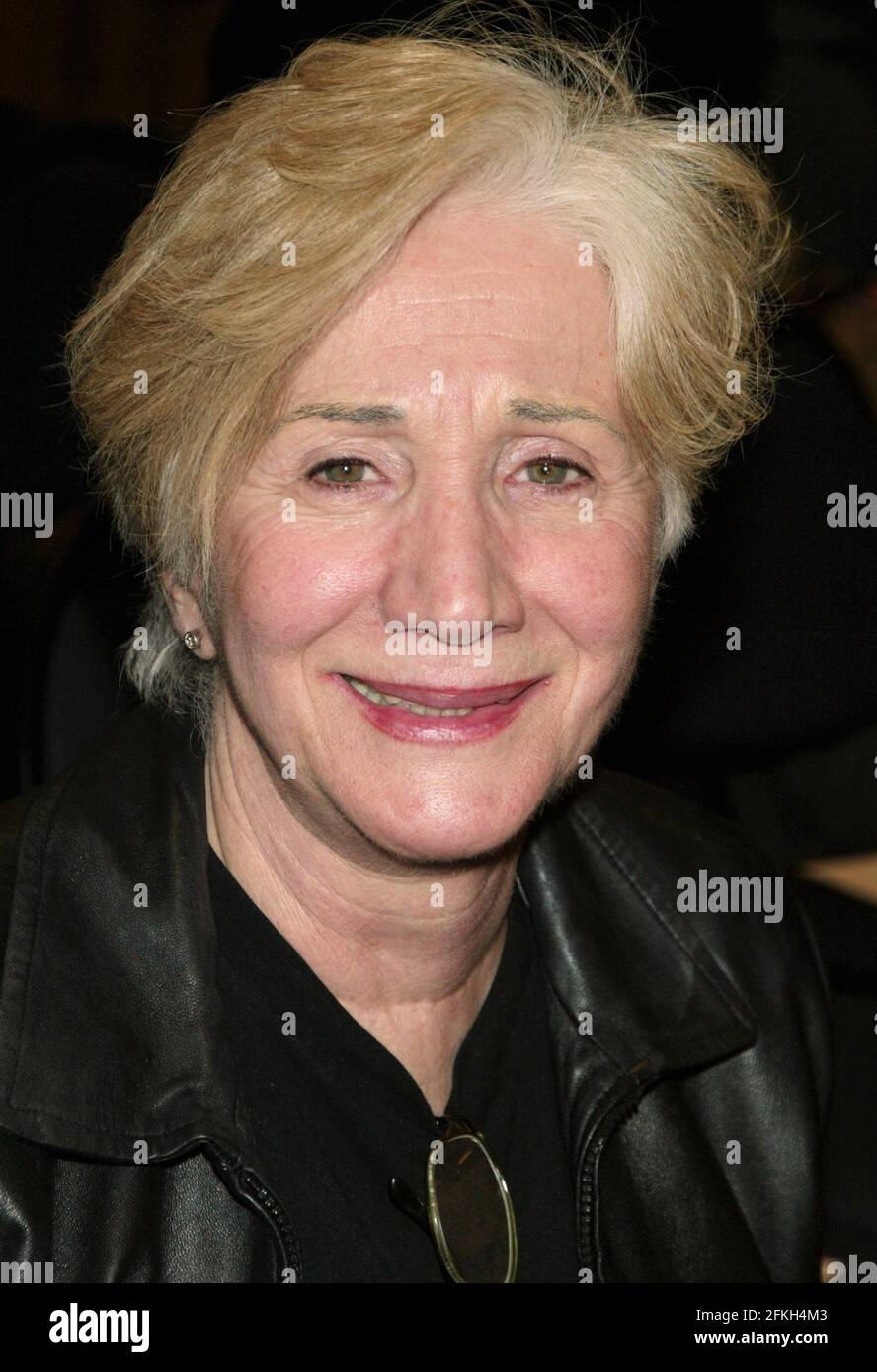 New York, NY, USA. Februar 2021. Olympia Dukakis feiert die CD-Veröffentlichung von Charlotte Rae: Songs I Togeled My Mother, die am 21. Februar 2007 in Barnes und Nole in New York City stattfand. Quelle: Joseph Marzullo/Media Punch/Alamy Live News Stockfoto