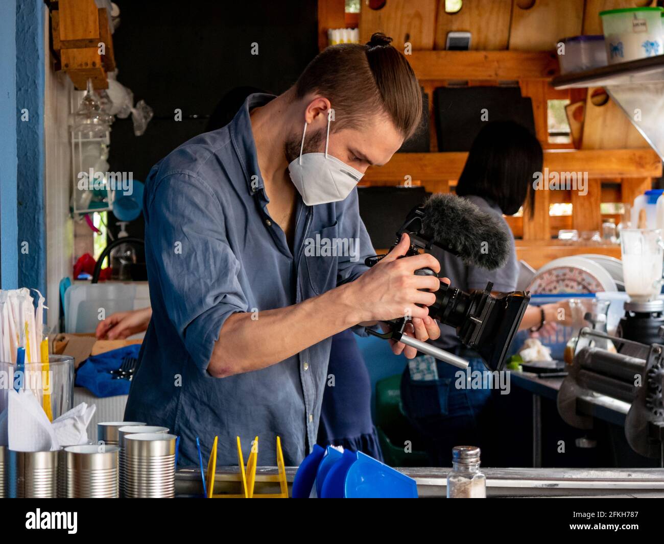 Der kaukasische blonde Kameramann filmt in der Küche Stockfoto