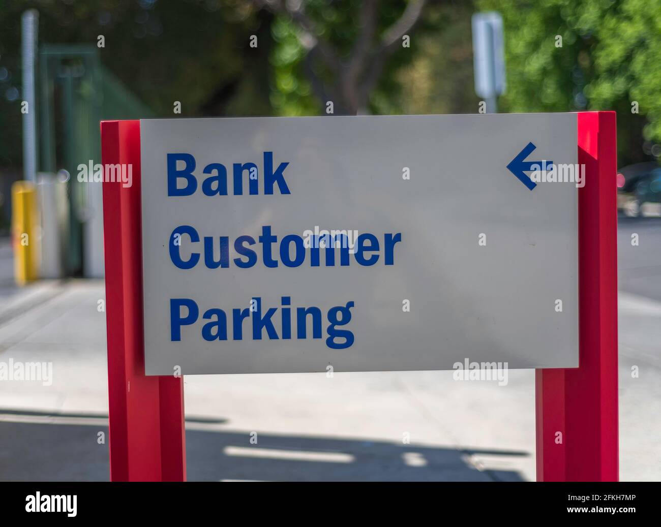 Nahaufnahme eines Parkschilds für Bankkunden. Stockfoto