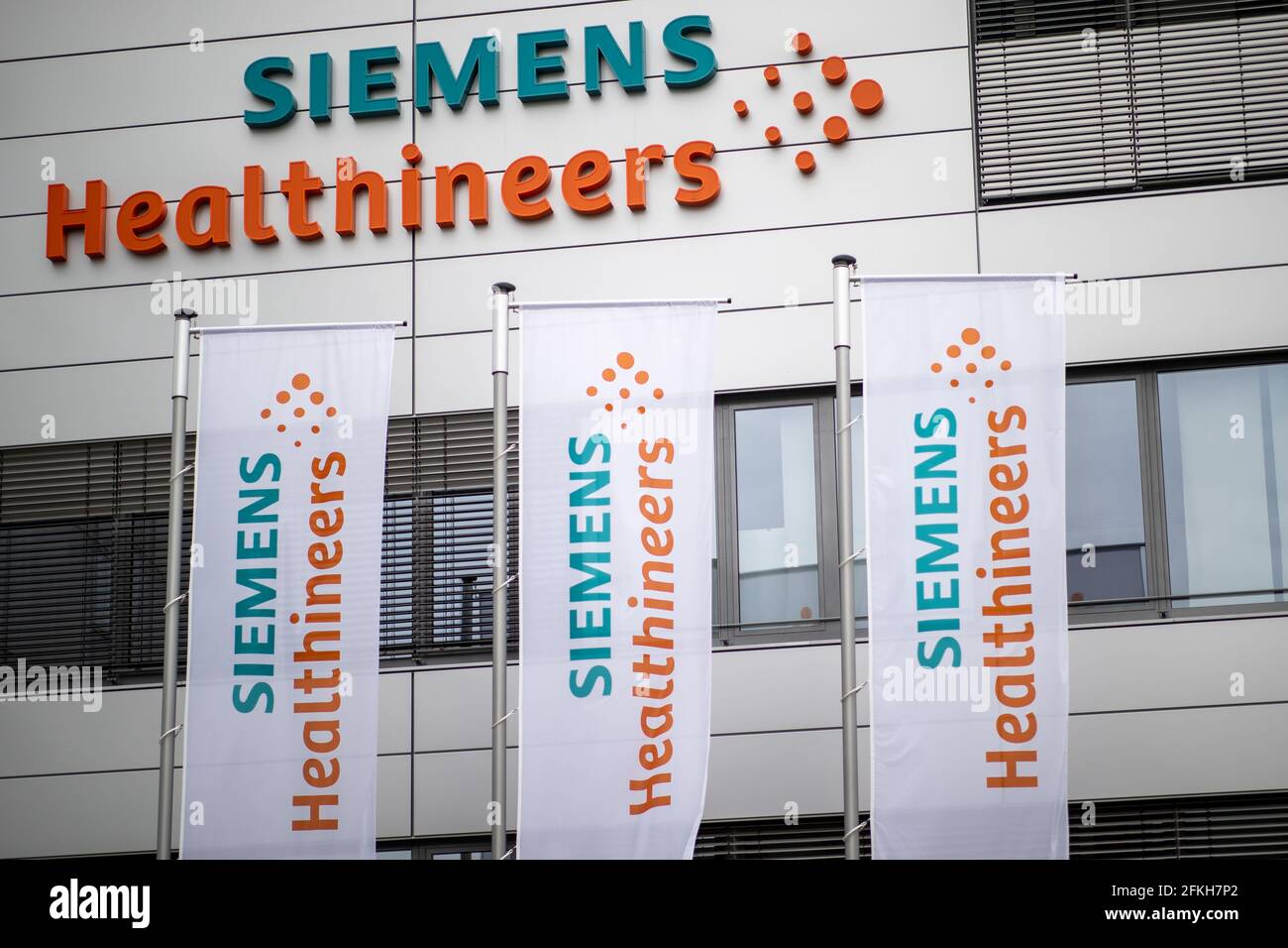 Erlangen, Deutschland. April 2021. Das Logo des deutschen Industriekonzerns Siemens steht auf einer Stele am Eingang zum Siemens Campus Erlangen. (To dpa 'Siemens - Halbjahreszahlen') Quelle: Daniel Karmann/dpa/Alamy Live News Stockfotografie -