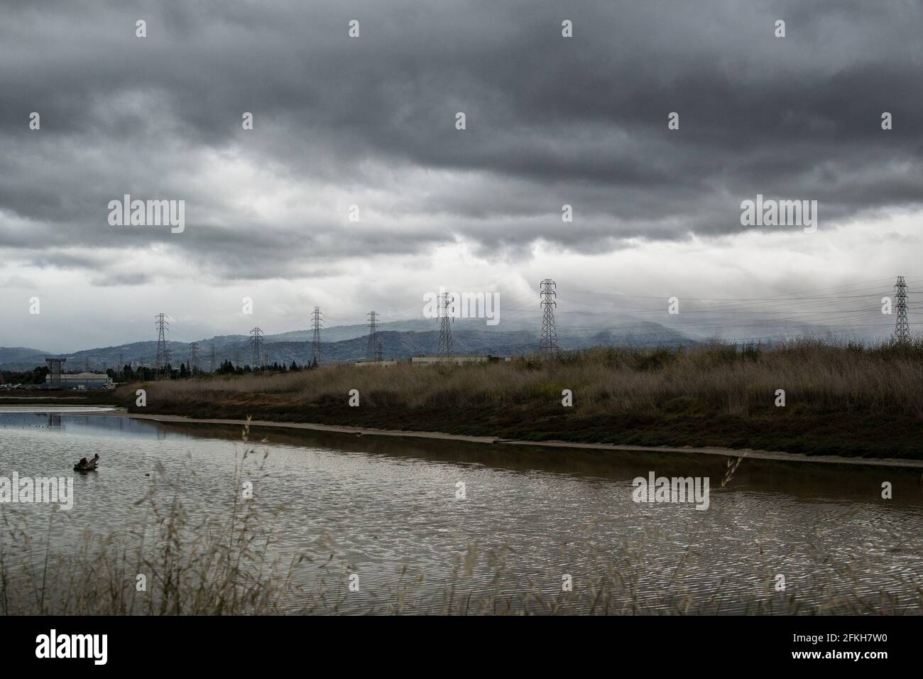 Blick vom Bay Trail Ende des Steven's Creek Trails, am Moffet Field, südwestlich in Richtung Berge. Der Weg folgt den Stromleitungen. Stockfoto