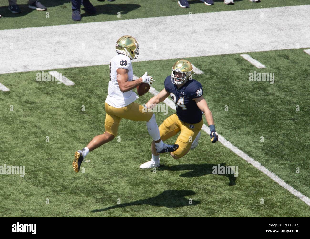 South Bend, Indiana, USA. Mai 2021. Der breite Empfänger von Notre Dame, Avery Davis (3), fängt den Ball ein, als Jack Kiser (24), der von Notre Dame beim jährlichen Fußballspiel des Blue-Gold Spring im Notre Dame Stadium in South Bend, Indiana, verfolgt wird. John Mersits/CSM/Alamy Live News Stockfoto