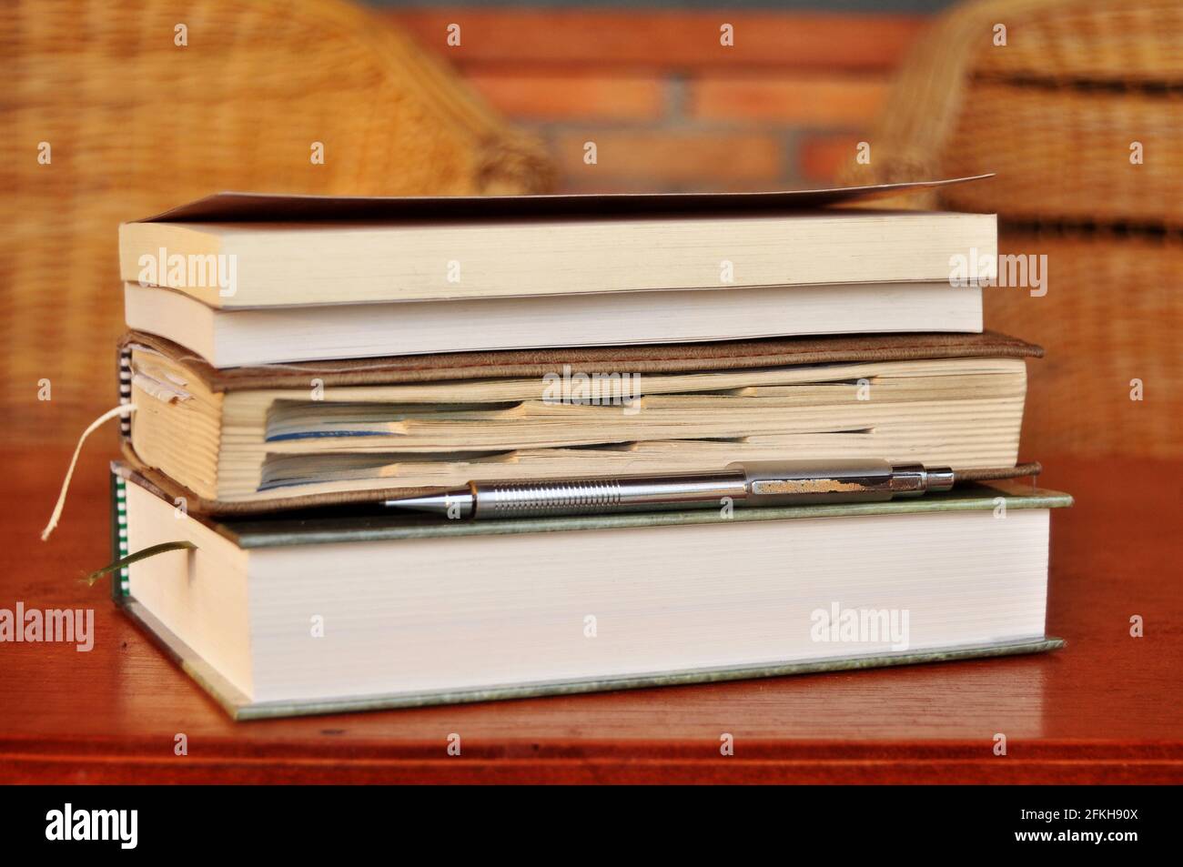 Romane und Tagebuchbücher erinnern an Details zwischen der Reise Der Reisenden thailänder reisen Besuch in Kabupaten Karo Berastagi Stadt in Sumatera Utara o Stockfoto