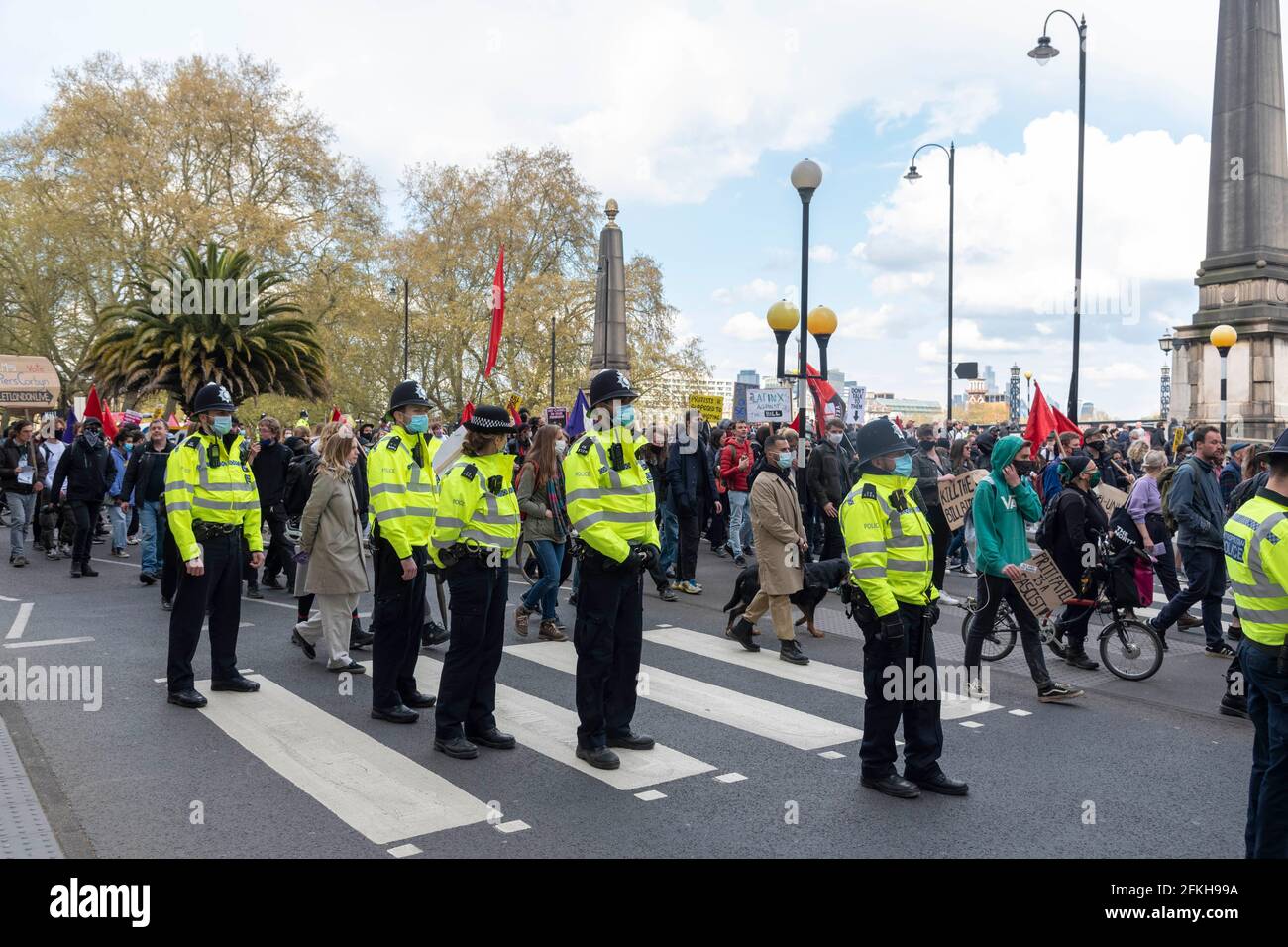 London, Großbritannien. Mai 2021. Die Polizei folgt den Demonstranten, die während der Demonstrationen zum Mord an der Gesetzesvorlage am MI5-Geheimdienstgebäude in London vorbeimarschieren.die Polizei bei den Protesten gegen die Polizei-, Kriminalitäts-, Verurteilungs- und Gerichtsbeschwerde, die der Polizei eine Reihe neuer Ermessensbefugnisse zur Schließung von Protesten ermöglichen würden. Kredit: SOPA Images Limited/Alamy Live Nachrichten Stockfoto