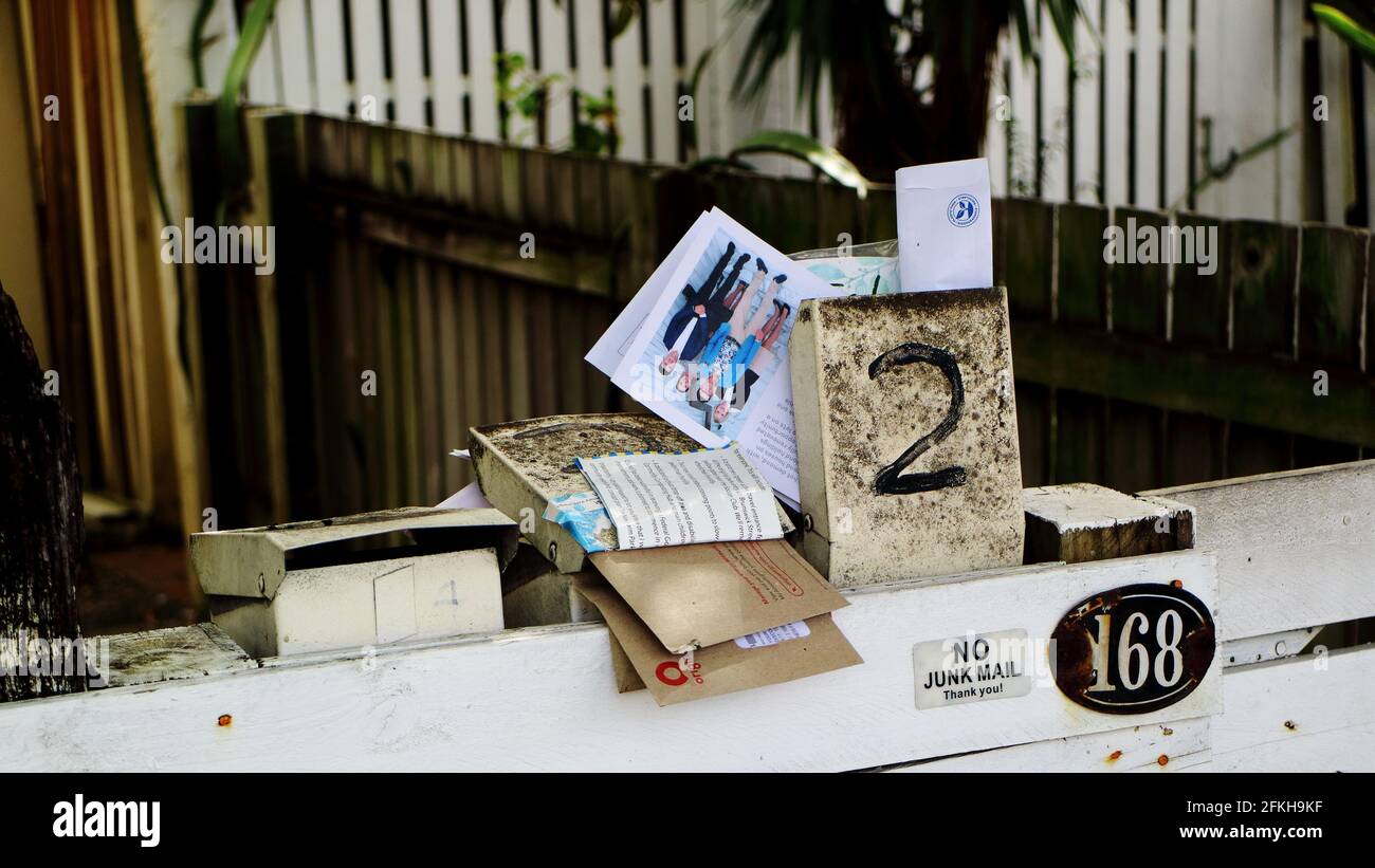 Nahaufnahme eines wirklich chaotischen Postfachs in Brisbane, Australien Stockfoto
