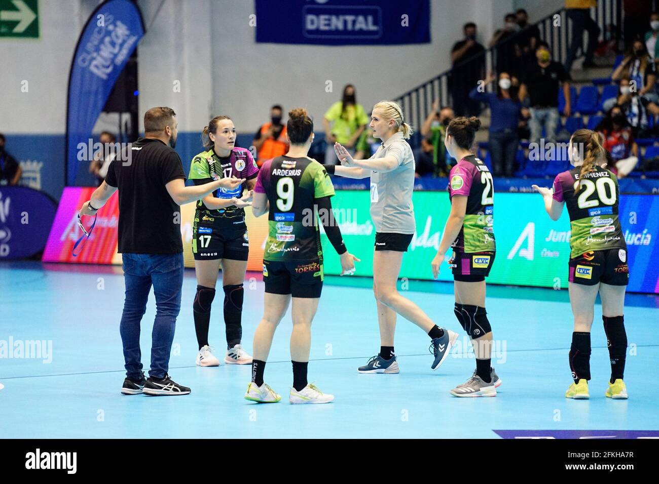 Malaga, Spanien. Mai 2021. Von L nach R: Trainer Suso Gallardo, Rocio Campigli, Silvia Arderius, Isabelle Dos Santos und Esperanza Lopez reagieren während des EHF-EM-Finalspiels zwischen Rincon FERTILIDAD Malaga und RK Lokomotiva Zagreb in Pabellon Ciudad Jardin in Malaga. (Endergebnis; Rincon FERTILIDAD Malaga 32:28 RK Lokomotiva Zagreb) (Foto von Francis Gonzalez/SOPA Images/Sipa USA) Quelle: SIPA USA/Alamy Live News Stockfoto