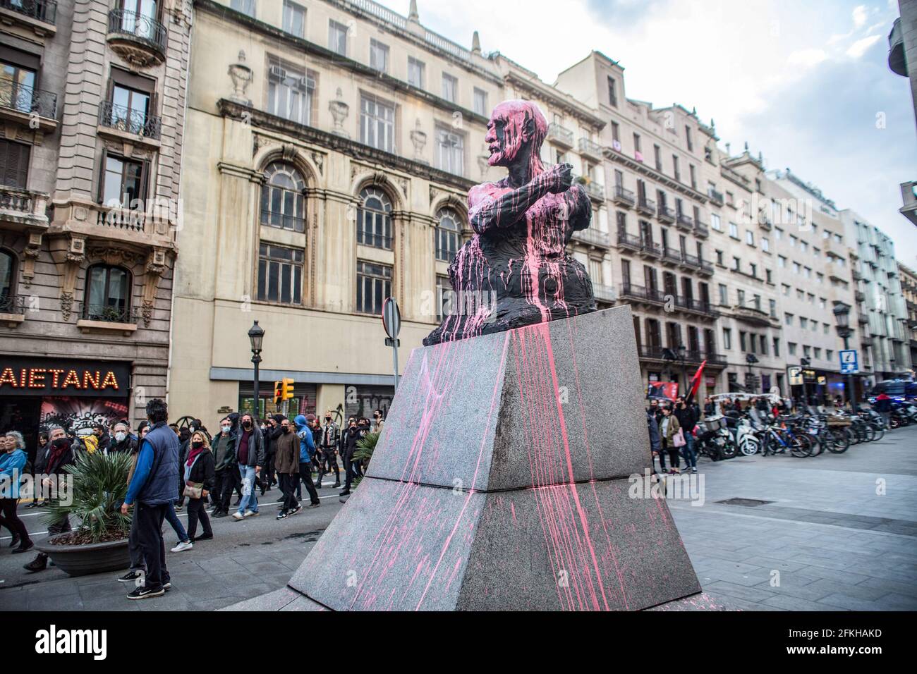 Barcelona, Spanien. Mai 2021. Denkmal für Victor Ochoa Bildhauer gesehen mit Farbe von Demonstranten während der Demonstration geworfen. Anarchistische Gruppen veranstalten am 1. Mai eine Demonstration nach dem Aufruf der Arbeiterkommissionen (CC.OO) und der Allgemeinen Gewerkschaft der Arbeiter (UGT) in Barcelona. (Foto von Thiago Prudencio/SOPA Images/Sipa USA) Quelle: SIPA USA/Alamy Live News Stockfoto