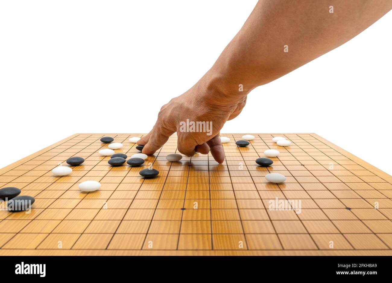 Hand spielen Brettspiel von Go oder japanischen Schach-Brettspiel, verwenden Sie schwarze Steine und weiße Steine, um Gebiet zu schaffen und Gegner zu erobern. Isoliertes Bild Stockfoto