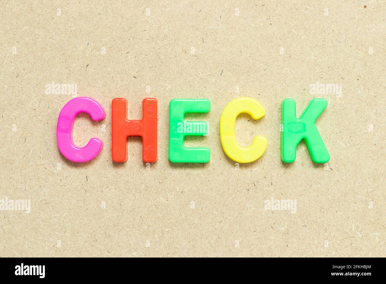 Farbe Alphabet Buchstaben mit Wort Check auf Holz Hintergrund Stockfoto