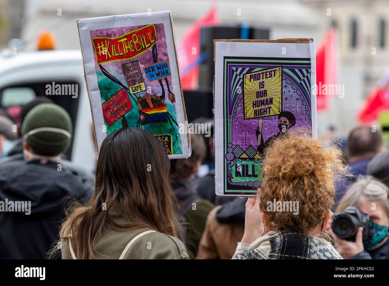 London, Großbritannien. Mai 2021. Demonstranten halten Plakate während des Protestes zum Mord an dem Gesetzentwurf in London, ein Protest gegen das Gesetz von Polizei, Kriminalität, Verurteilung und Gerichten, das der Polizei eine Reihe neuer Ermessensbefugnisse zur Schließung von Protesten geben wird. (Foto von Dave Rushen/SOPA Images/Sipa USA) Quelle: SIPA USA/Alamy Live News Stockfoto