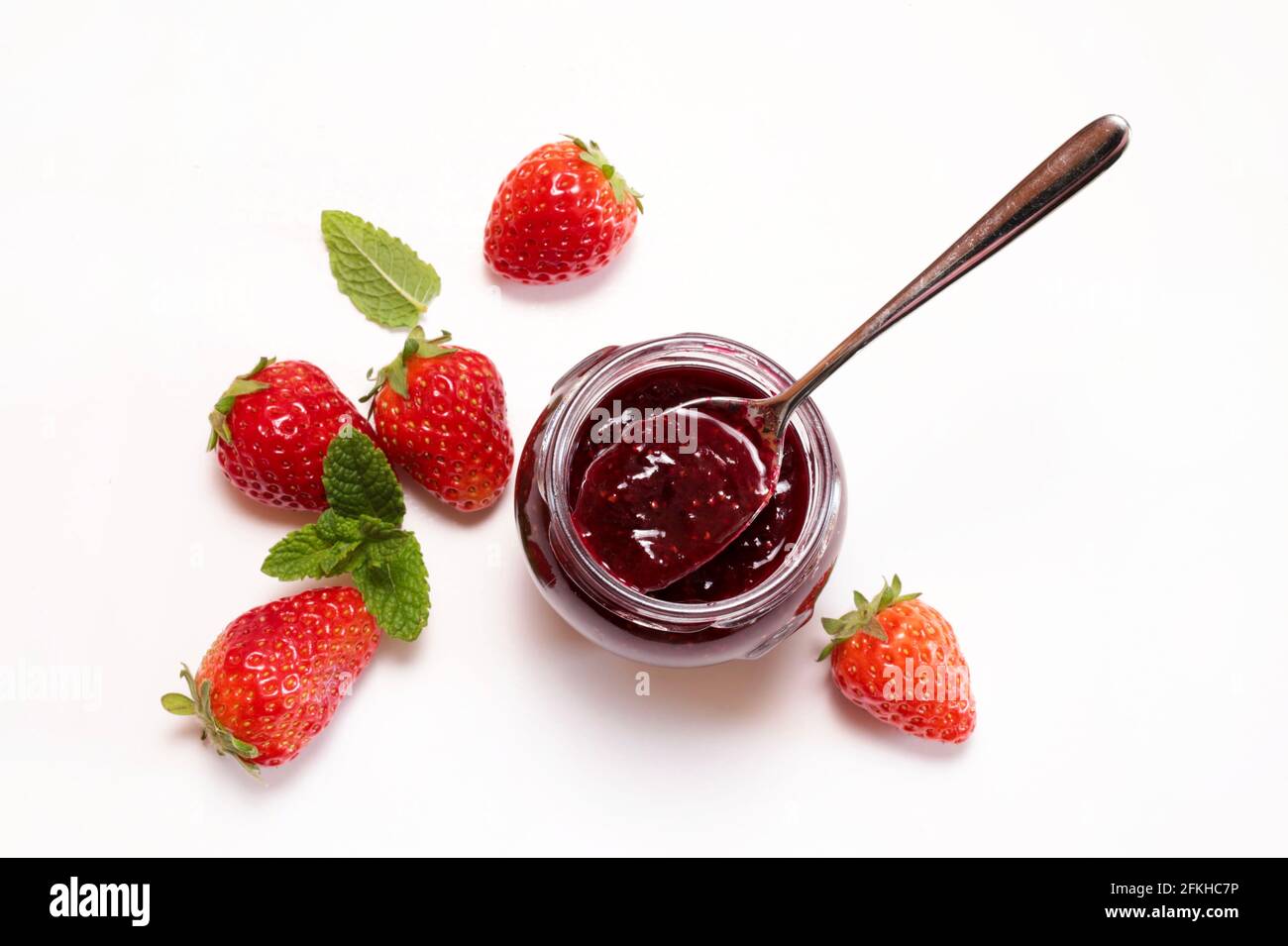 Hausgemachte leckere Erdbeermarmelade und Erdbeere isoliert auf weißem Hintergrund. Direkt darüber. Speicherplatz kopieren. Stockfoto