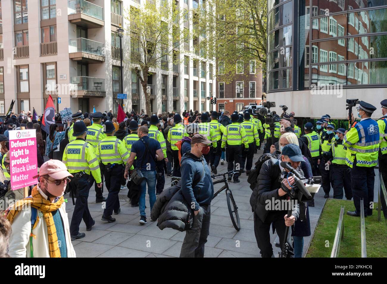 London, Großbritannien. Mai 2021. Polizei und Demonstranten, die während einer Demonstration gegen die Innenministerin Priti Patel vor dem Innenministerium gesehen wurden, bei einem Protest von ‘Kill the Bill' in London einer von 40 Protesten, die in ganz Großbritannien organisiert wurden. Urteilsgesetz und Gerichtsgesetz, das der Polizei eine Reihe neuer Ermessensbefugnisse zur Schließung von Protesten gewähren würde. Kredit: SOPA Images Limited/Alamy Live Nachrichten Stockfoto