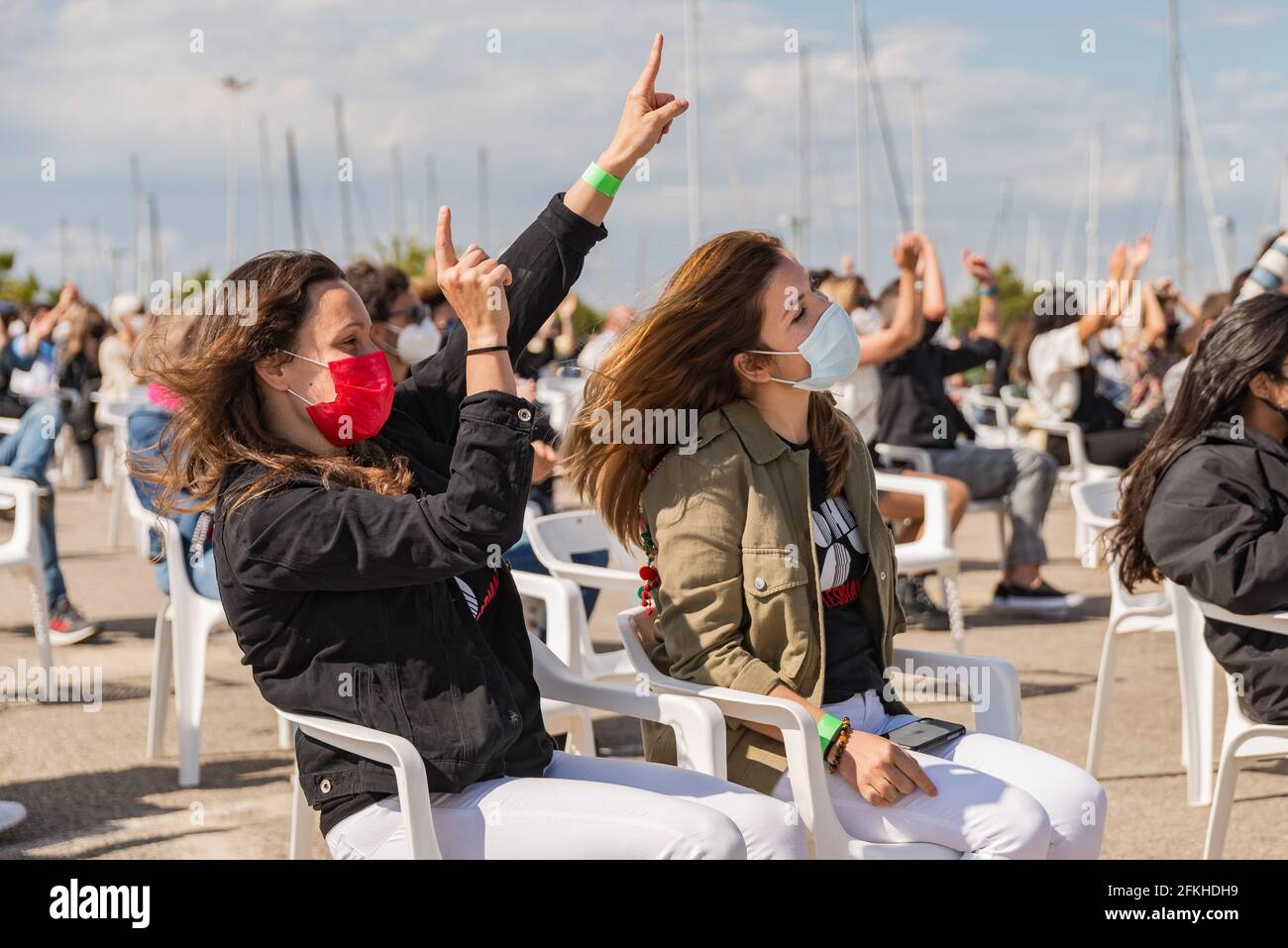 Valencia, Spanien. Mai 2021. Menschen mit Gesichtsmasken besuchen die Konzerte von Nits al Carme im Auditorio Marina Sur in La Marina de Valencia. Kredit: SOPA Images Limited/Alamy Live Nachrichten Stockfoto