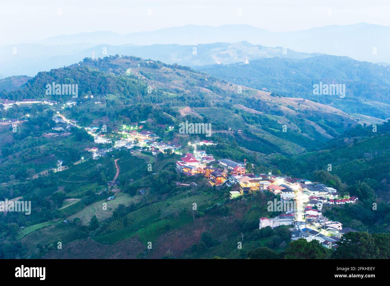 Landschaft von Doi Mae Salong und Santikhiri Dorf am Abend, schöne Aussicht auf die Berge und Tee-Terrassen Plantage. Chiang Rai, Thailand. Stockfoto